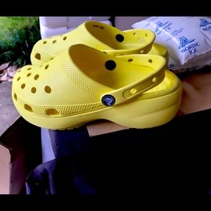 Women’s size 7 crocs yellow. New